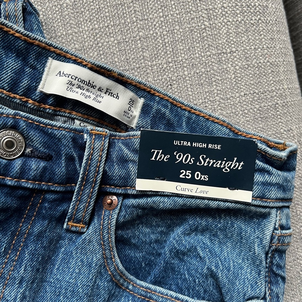 Abercrombie Ultra High Rise 90’s Straight Jeans - Picture 2 of 2